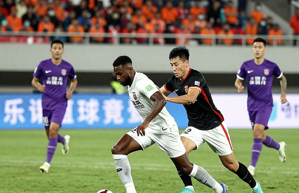 Kỳ chuyển nhượng V.League: Bong bóng giá cầu thủ trẻ và bài học từ những lời chê trên khán đài