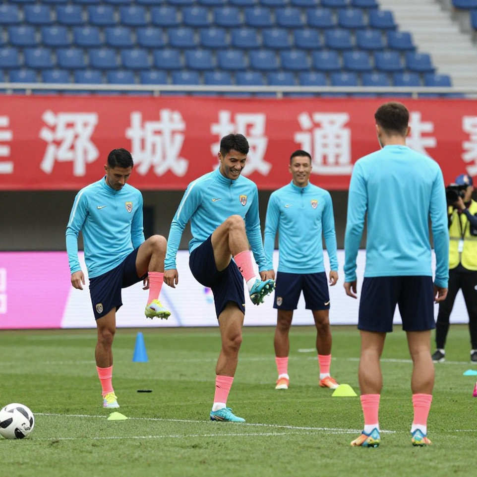Bad News Before Malaysia: Vietnam Lose Their Defensive Spine and Face a 48-Hour Problem Bad News Before Malaysia: Vietnam Lose Their Defensive Spine and Face a 48-Hour Problem