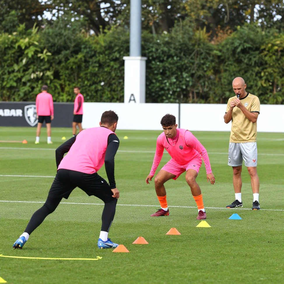 Indonesia vs Singapore: The Jay Idzes Gap and John Herdman's Three-Back Gamble