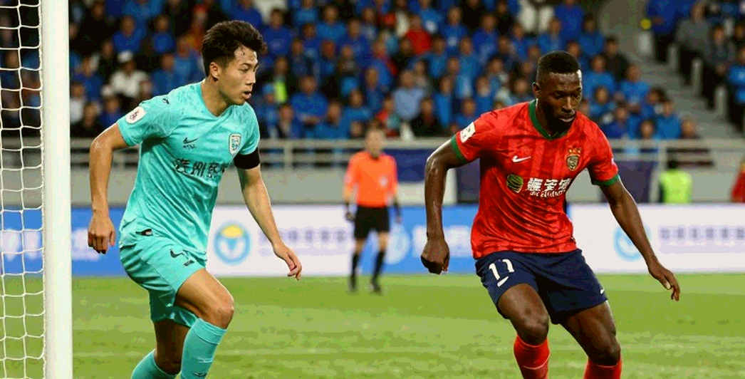 Nhịp chậm V.League: Khi hàng phòng ngự trở thành sân khấu của cộng đồng